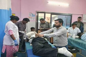 Lohardaga News : सरहुल से लौट रहे युवकों की बाइक को अज्ञात वाहन ने मारी टक्कर, तीन घायल