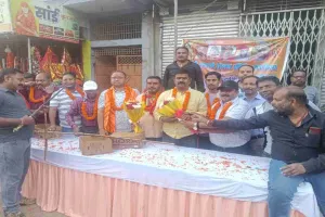 Hazaribagh News: रामनवमी संरक्षण समिति ने सनराइज ग्रुप की झांकी का किया स्वागत