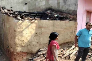 Koderma News: खपरैल मकान में आग लगने से हजारों का नुकसान