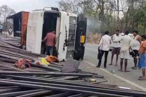 Koderma News: लोहा लदा ट्रक पलटा, मलबे में फंसी रही चालक की सांसे; पुलिस ने निकाला बाहर