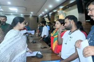 बोकारो समाहरणालय में लगा जनता दरबार, डीडीसी शताब्दी मजूमदार ने सुनी लोगों की समस्याएं