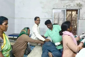 Dumka News : होली के दिन सड़क हादसा, बाइक टक्कर में तीन लोग गंभीर घायल