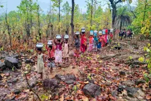 Dumka News: चापाकल बंद, सोलर टंकी बेकार—पानी के लिए तरस रहे पहाड़िया टोला के लोग