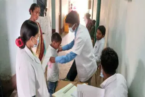Dumka News : पाथरा में 79 छात्रों का स्वास्थ्य परीक्षण शिविर आयोजित
