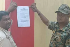 Dhanbad News: फरार आरोपी अख्तर हुसैन के घर ढोल-नगाड़ों के साथ चिपकाया गया इश्तेहार