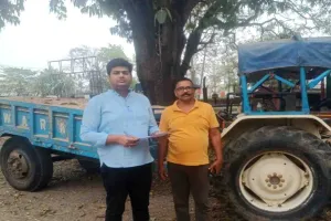 Giridih News: CO संतोष कुमार का एक्शन मोड: छापेमारी में दो ट्रैक्टर जब्त