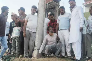 Lohardaga News : विद्युत कार्य में लापरवाही का आरोप, लोगों ने रोका खंभा लगाने का काम