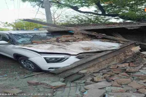 Dhanbad News: दीवार तोड़कर बरामदे में घुसी कार, मौत के मुंह से लौटे 6 मासूम जिंदगियां