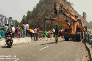 Hazaribagh News: रैलिंग तोड़कर ज्वाहर घाट में गिरा मछली लदा ट्रक