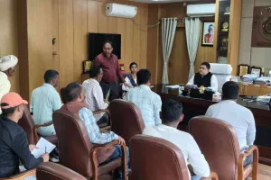 Hazaribagh News: जनता दरबार में उपायुक्त ने सुनी फरियादियों की समस्याएं