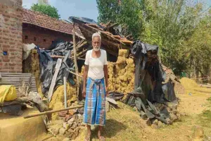 Pakur News: छप्पर उड़ा, जिंदगी उजड़ी! महेशपुर के वृद्ध परिवार पर टूटा कहर