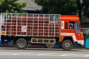 LPG Cylinder Booking: इन 4 तरीकों से करें ऑनलाइन गैस बुकिंग, मिनटों में होगा रिफिल