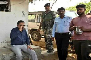 Bokaro News: उपायुक्त अजय नाथ झा ने चबूतरे पर बैठकर पिया पानी, ग्रामीणों संग की आत्मीय चर्चा