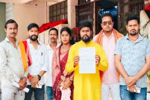 Pakur News: निजी स्कूलों की मनमानी के खिलाफ फूटा गुस्सा: री-एडमिशन शुल्क पर रोक की मांग