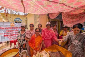 Giridih News: भीषण गर्मी में राहत: सरिया महिला समिति ने 800 लोगों को पिलाया सत्तू शर्बत