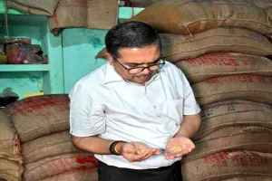 Bokaro News: उपायुक्त अजय नाथ झा ने पीडीएस दुकान का किया औचक निरीक्षण