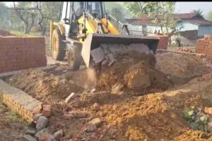 गिरिडीह में चला बुलडोजर! वन विभाग ने 10 डिसमिल जमीन कराई मुक्त