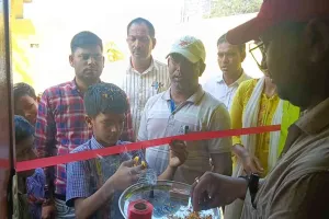 Giridih News: नए शैक्षणिक सत्र का शुभारंभ, विद्यार्थियों ने फीता काटकर किया कक्षा में प्रवेश