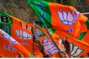 नतीजों से पहले सिलीगुड़ी में भाजपा कार्यकर्ताओं का जश्न, अबीर खेलकर जताया जीत का भरोसा