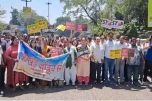 Jhamshedpur News: बिष्टुपुर में युवती पर गर्म चाय से हमला, आरोपियों की गिरफ्तारी की मांग तेज