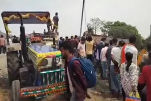 Dhanbad News: फतेहपुर मोड़ पर काल बनकर दौड़ा बालू लदा ट्रैक्टर, दुकान में घुसकर 5 को रौंदा