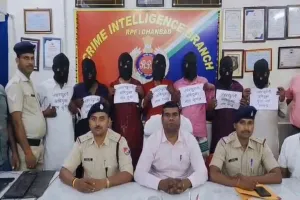 Koderma News: साधु के भेष में लूटपाट करने वाले नशाखुरानी गिरोह के 7 सदस्य गिरफ्तार