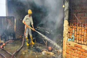 Giridih News: टिबड़ेवाल टेक्सटाइल के मकान की छत पर लगी आग, मची अफरातफरी; बड़ा हादसा टला