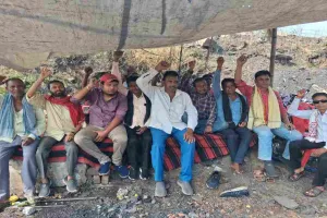 Dhanbad News: सेलपिकर मजदूरों का तीसरे दिन भी चक्का जाम, एबीओसीपी माइंस में काम ठप