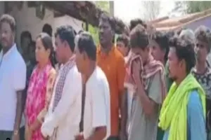 Saraikela News: वज्रपात से झामुमो कार्यकर्ता की मौत, विधायक दशरथ गागराई ने पहुंचकर दी श्रद्धांजलि