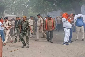 रेलवे का अतिक्रमण हटाओ अभियान, बर्मामाइंस में दो गोदाम और एक मकान ध्वस्त