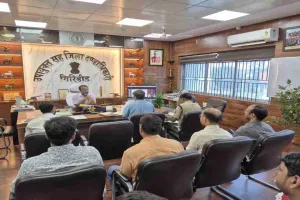 Giridih News: उपायुक्त ने सड़क सुरक्षा समिति की समीक्षा बैठक की, सड़क दुर्घटनाएं रोकना प्रशासन की प्राथमिकता