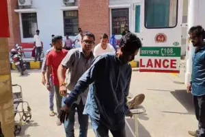 Chaibasa News: सड़क हादसे में पत्रकारों ने निभाई इंसानियत, घायलों को पहुंचाया अस्पताल