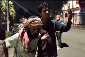 Dhanbad News: सड़क के गड्ढे बने हादसे का कारण, वाहन चालक घायल