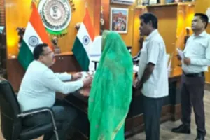 Sahebganj News: अपर समाहर्ता गौतम भगत ने जनता दरबार में सुनी फरियाद, अधिकारियों को दिए निर्देश