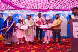 Palamu News: नगर अध्यक्ष ने विद्यार्थियों का बढ़ाया उत्साह, उत्कृष्ट प्रदर्शन करने वालों को किया सम्मानित