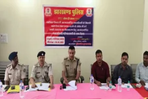 लातेहार में आत्मसमर्पित नक्सलियों से मिले एसपी कुमार गौरव, बोले- मुख्यधारा में लौटे लोगों को मिलेगा सम्मानजनक जीवन