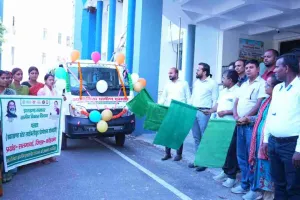 Koderma News: आजीविका एक्सप्रेस योजना के तहत महिलाओं को वाहन सौंपा गया