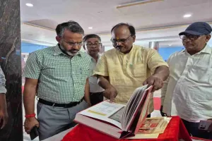 गिरिडीह में पुस्तक मेले का शुभारंभ: उपायुक्त बोले—मोबाइल छोड़ें, किताबों से जोड़ें नाता