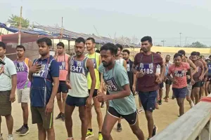 Dhanbad News: बिरसा मुंडा स्पोर्ट्स कॉम्प्लेक्स में दौड़-लंबी कूद के साथ जारी होमगार्ड भर्ती