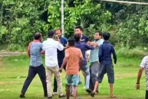 खानाकुल के 147 नंबर बूथ पर आईएसएफ और तृणमूल कार्यकर्ताओं में झड़प, फर्जी पोलिंग एजेंट को लेकर बढ़ा विवाद