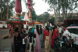 Koderma News: शादी समारोह में पहुंचे दो पक्षों के बीच जमकर मारपीट, कई घायल