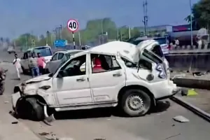 Koderma News: डिवाइडर फांदकर सर्विस रोड में जा गिरी स्कॉर्पियो, चालक की हालत नाजुक