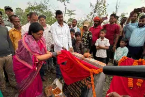 Koderma News: विधायक डॉ नीरा यादव ने प्रिकास्ट बाउंड्री वाल निर्माण का शिलान्यास किया 