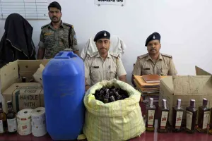 Hazaribagh News: अवैध शराब निर्माण मामले में पुलिस की बड़ी कार्रवाई, एक गिरफ्तार