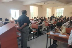 DSPMU में PG सेमेस्टर-3 की परीक्षा के दूसरे दिन भी कुलपति डॉ. राजीव मनोहर ने किया नियमित निरीक्षण