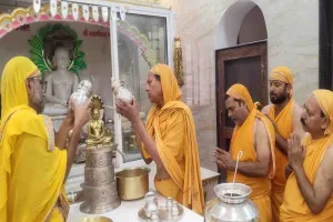 Koderma News: जैन मंदिर में भगवानी देवी अजमेरा की पुण्यतिथि पर भव्य पूजन