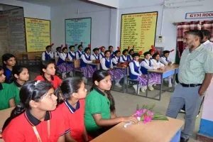 Giridih News: उपायुक्त ने कस्तूरबा गांधी बालिका आवासीय विद्यालयों का किया औचक निरीक्षण