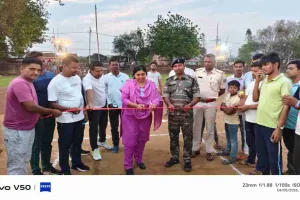 Pakur News: प्रीमियर लीग सीजन -1 नाईट क्रिकेट टूर्नामेंट के उद्धघाटन में पहुंची युवा नेत्री उपासना मरांडी