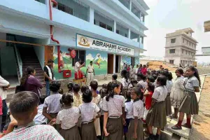 Pakur News: अब्राहम्स एकेडमी में फायर सेफ्टी मॉक ड्रिल, छात्रों को सिखाए गए बचाव के तरीके