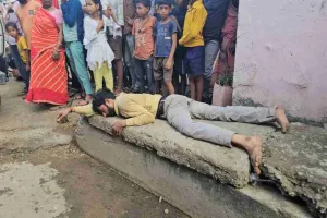 प्रेमिका की शादी तय होने पर युवक ने बिजली के पोल पर चढ़कर आत्महत्या का प्रयास, पुलिस ने बचाया